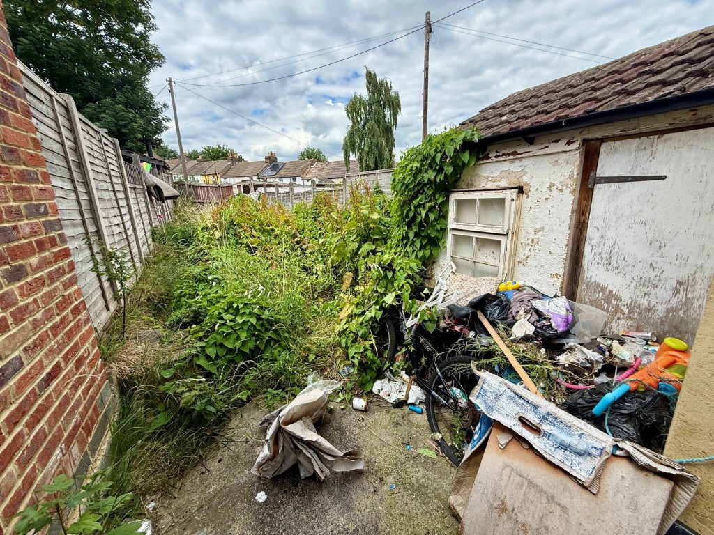 Lot: 155 - MID-TERRACE HOUSE FOR REFURBISHMENT - Garden to rear